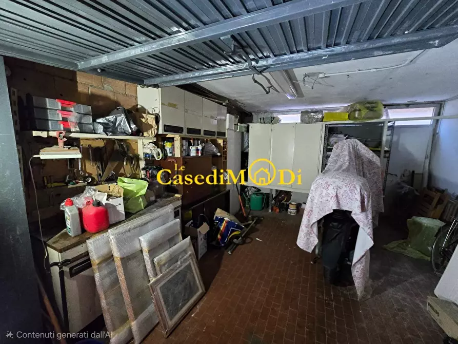 Immagine 1 di Garage in vendita  a Collesalvetti
