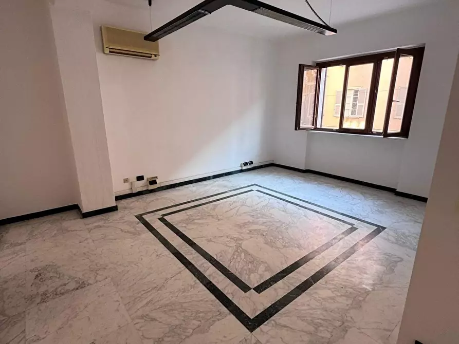 Immagine 14 di Ufficio in vendita  a Massa