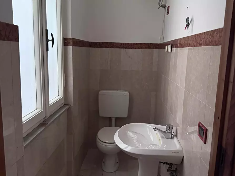 Immagine 8 di Ufficio in vendita  a Massa