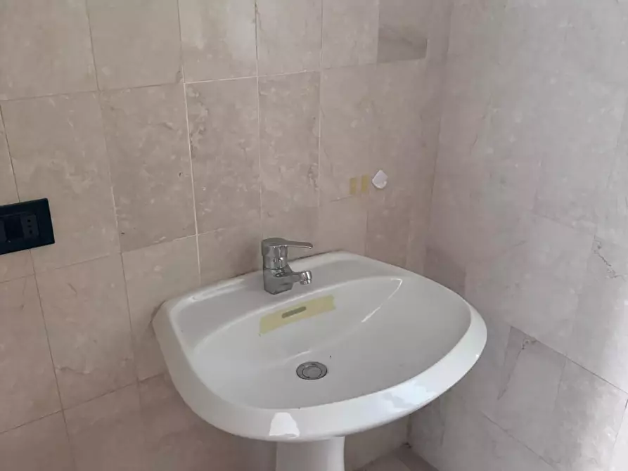 Immagine 17 di Ufficio in vendita  a Massa