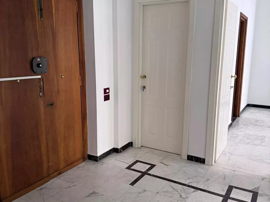 Immagine 19 di Ufficio in vendita  a Massa