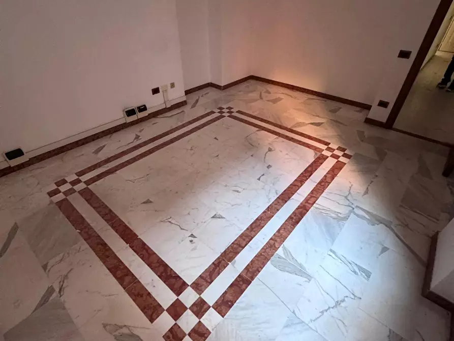 Immagine 9 di Ufficio in vendita  a Massa