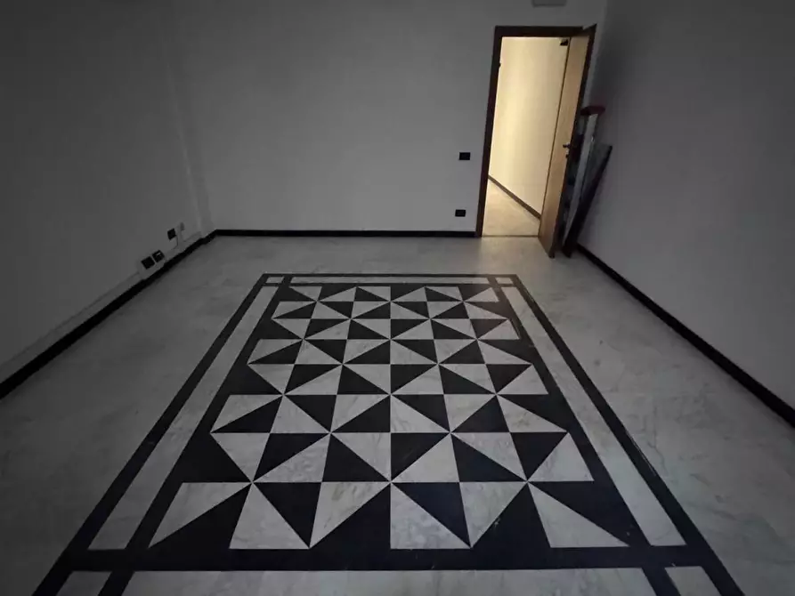 Immagine 2 di Ufficio in vendita  a Massa
