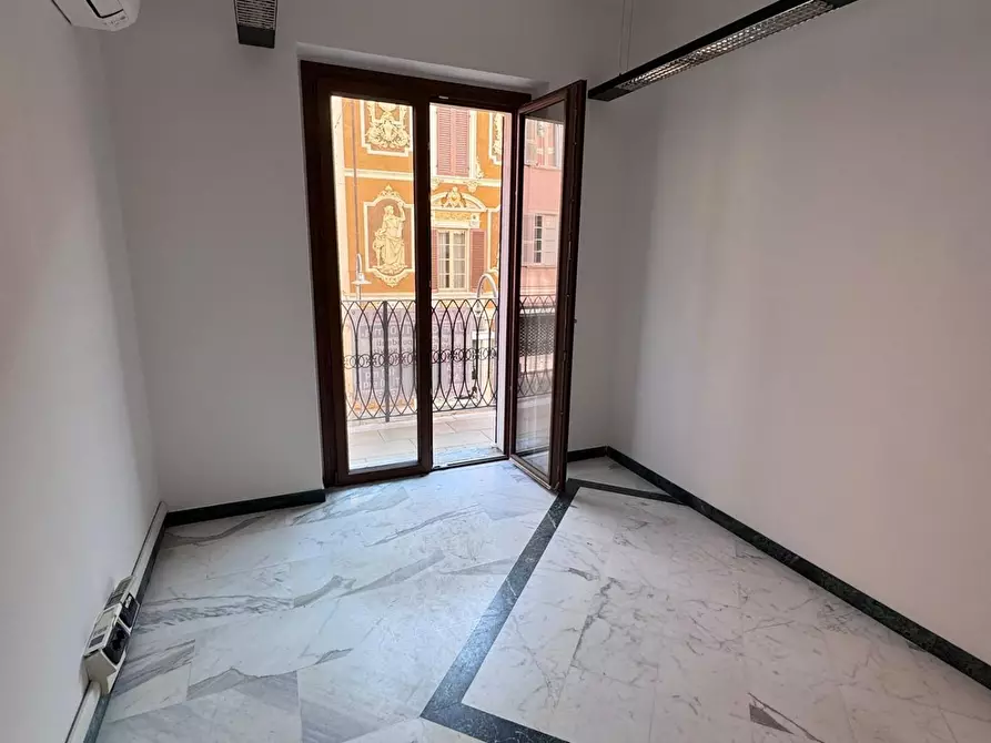 Immagine 18 di Ufficio in vendita  a Massa