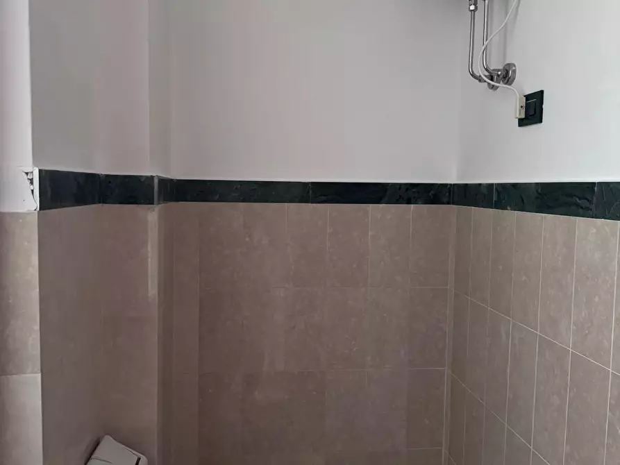 Immagine 11 di Ufficio in vendita  a Massa