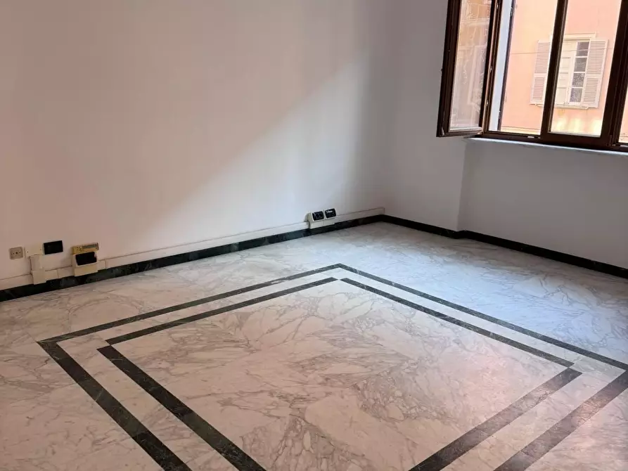 Immagine 15 di Ufficio in vendita  a Massa