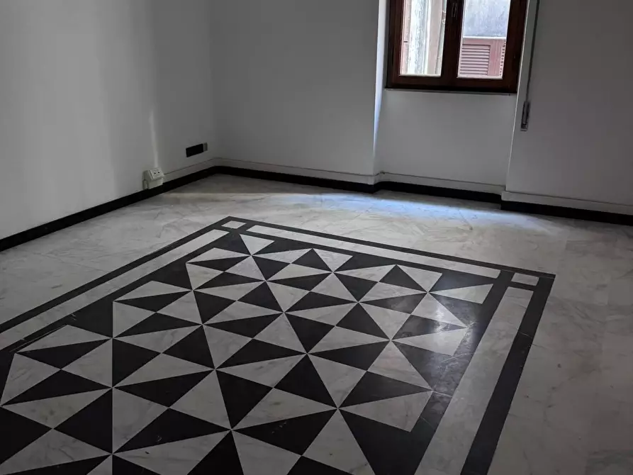 Immagine 3 di Ufficio in vendita  a Massa