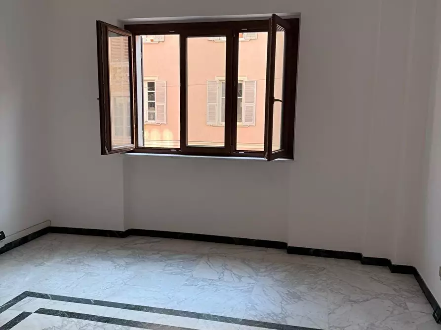 Immagine 13 di Ufficio in vendita  a Massa