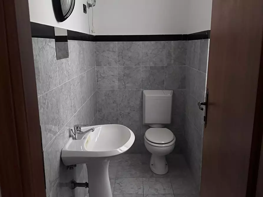 Immagine 5 di Ufficio in vendita  a Massa