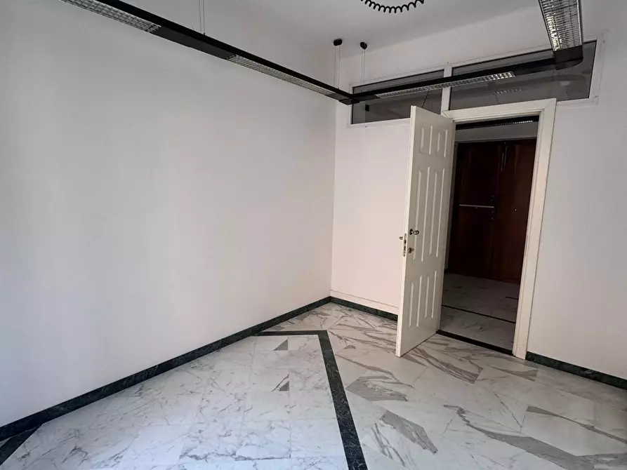 Immagine 16 di Ufficio in vendita  a Massa