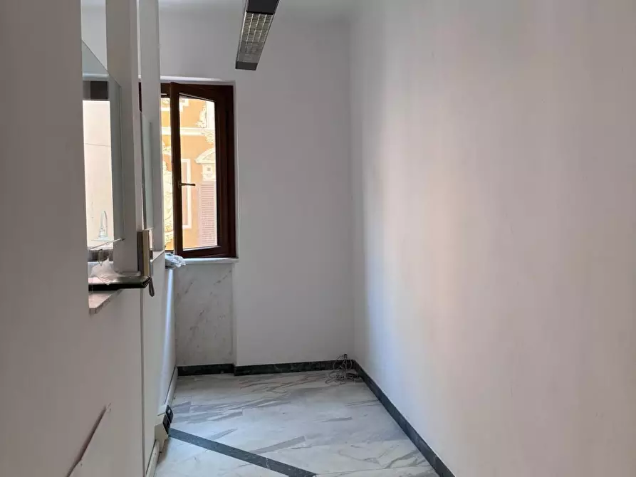 Immagine 22 di Ufficio in vendita  a Massa