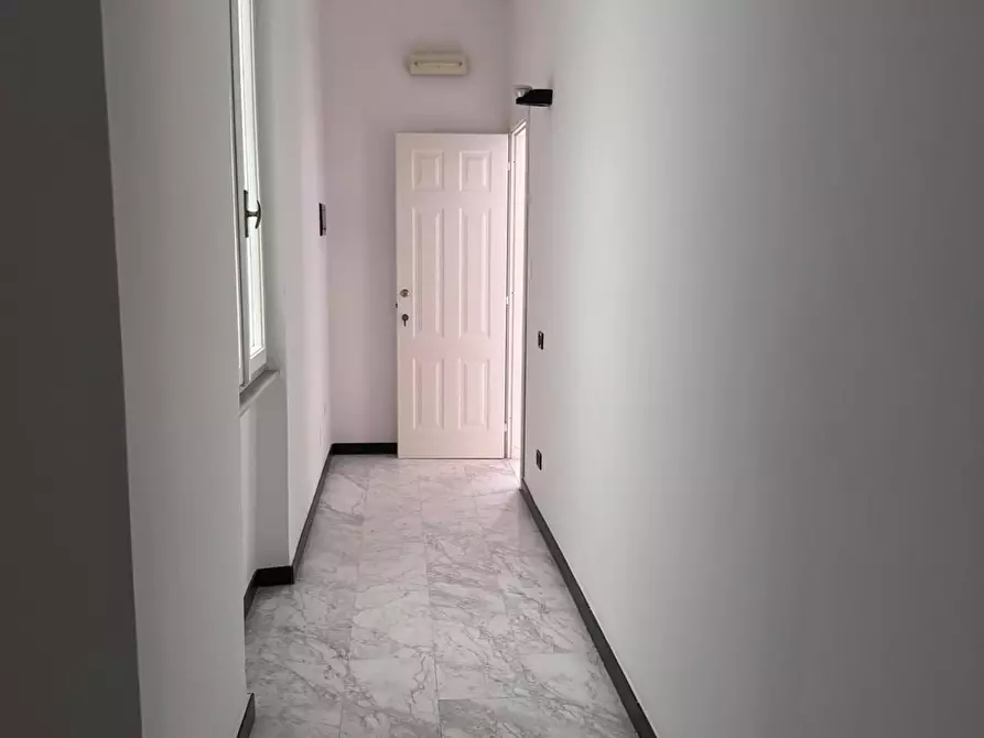 Immagine 4 di Ufficio in vendita  a Massa