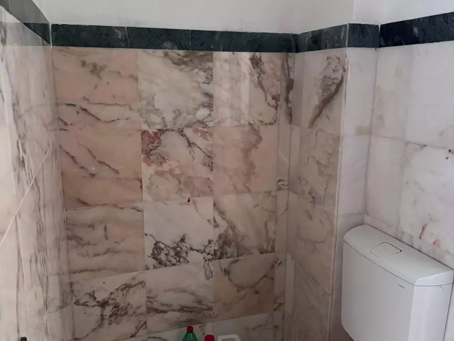 Immagine 21 di Ufficio in vendita  a Massa