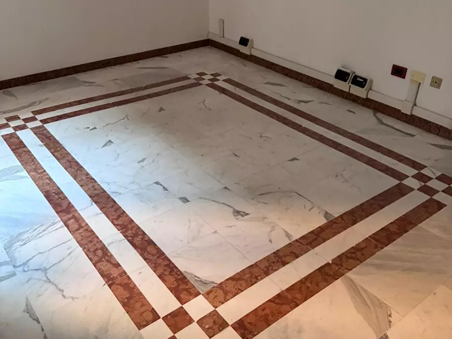 Immagine 12 di Ufficio in vendita  a Massa