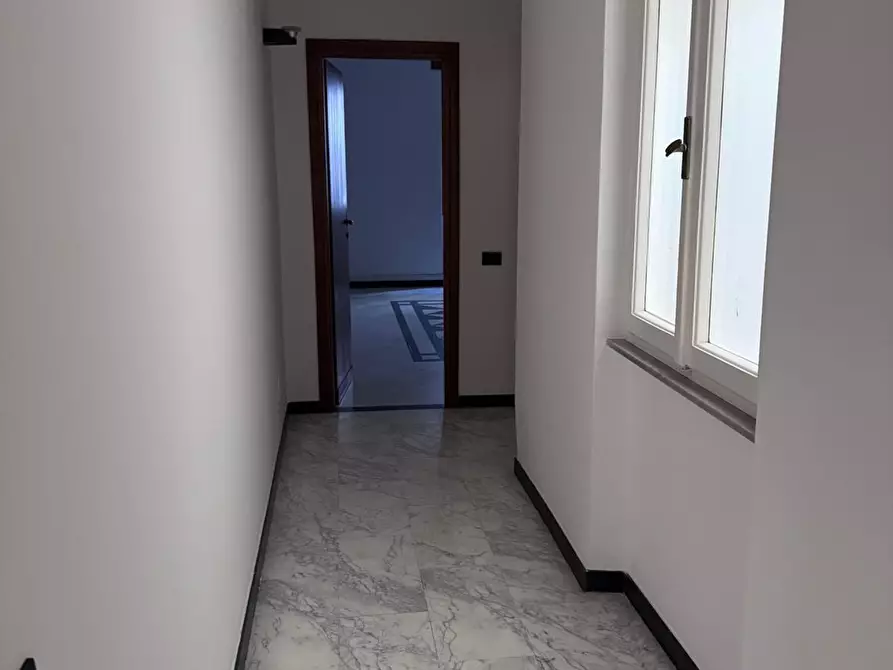 Immagine 6 di Ufficio in vendita  a Massa