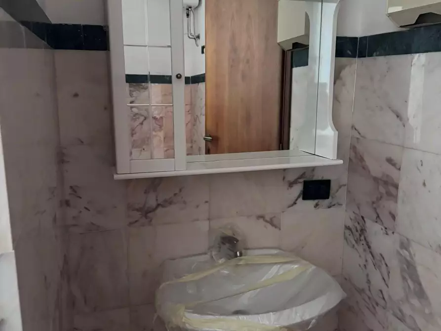 Immagine 20 di Ufficio in vendita  a Massa