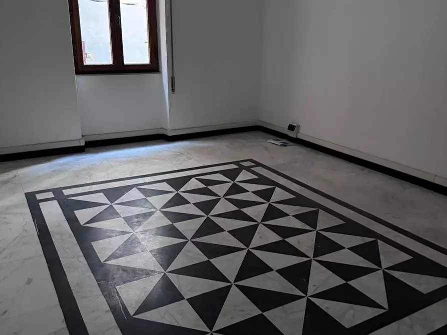 Immagine 10 di Ufficio in vendita  a Massa