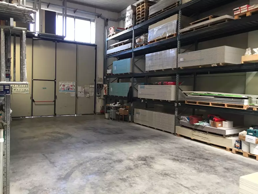 Immagine 3 di Attività artigianale in vendita  a Massa