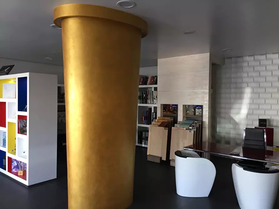 Immagine 2 di Attività artigianale in vendita  a Massa