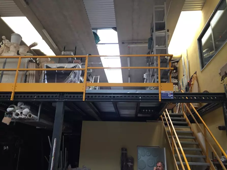 Immagine 5 di Attività artigianale in vendita  a Massa