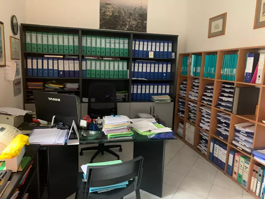 Immagine 8 di Ufficio in vendita  a Livorno