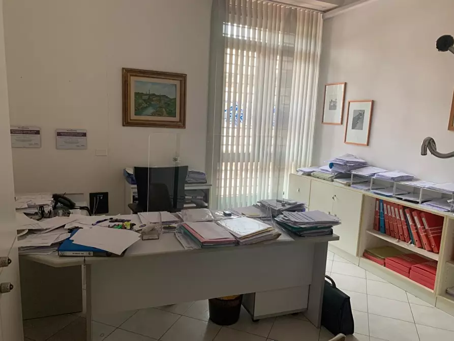 Immagine 11 di Ufficio in vendita  a Livorno