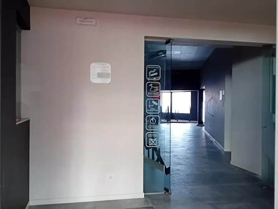 Immagine 1 di Locale commerciale in affitto  a Massa E Cozzile