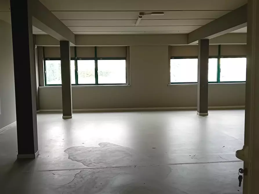 Immagine 7 di Locale commerciale in affitto  a Massa E Cozzile