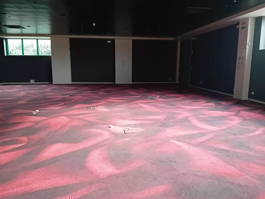 Immagine 10 di Locale commerciale in affitto  a Massa E Cozzile