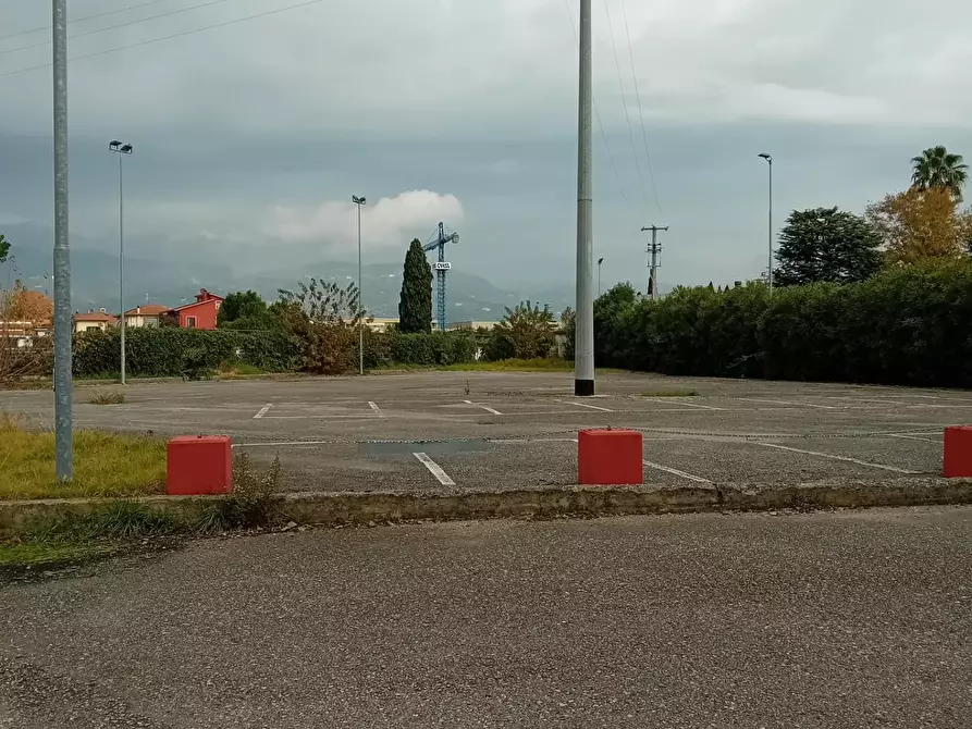 Immagine 14 di Locale commerciale in affitto  a Massa E Cozzile