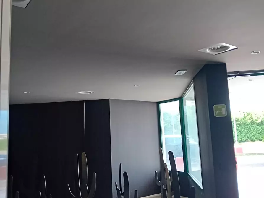 Immagine 13 di Locale commerciale in affitto  a Massa E Cozzile