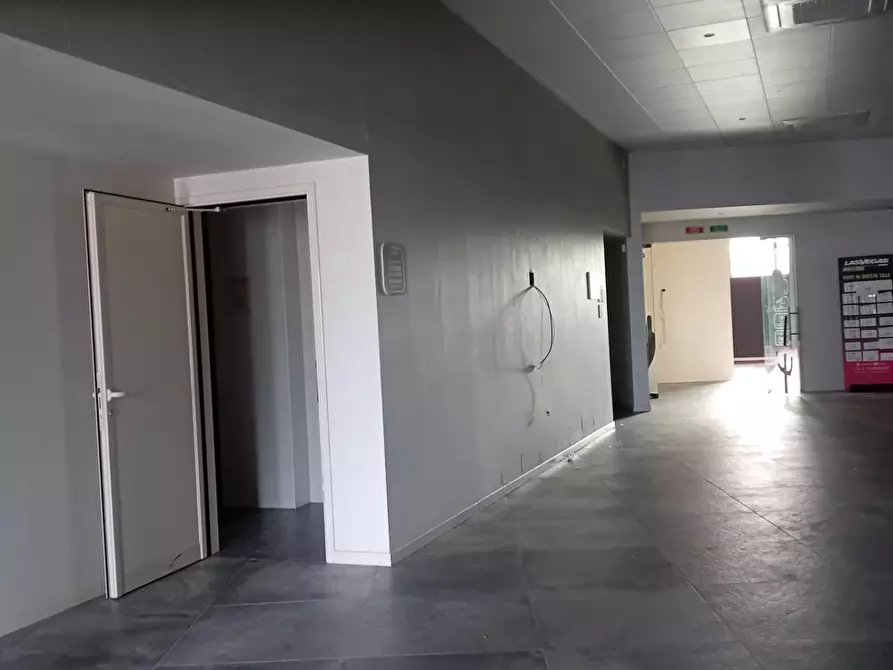 Immagine 3 di Locale commerciale in affitto  a Massa E Cozzile