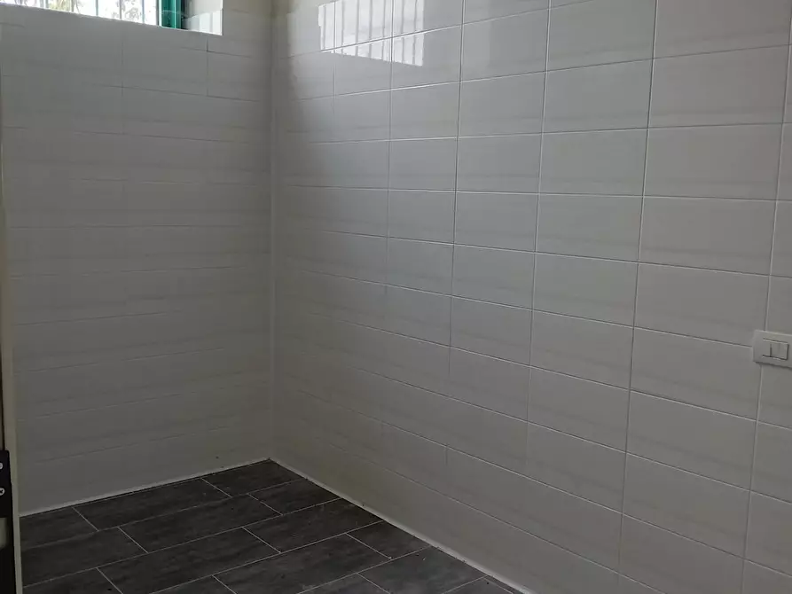 Immagine 6 di Locale commerciale in affitto  a Massa E Cozzile