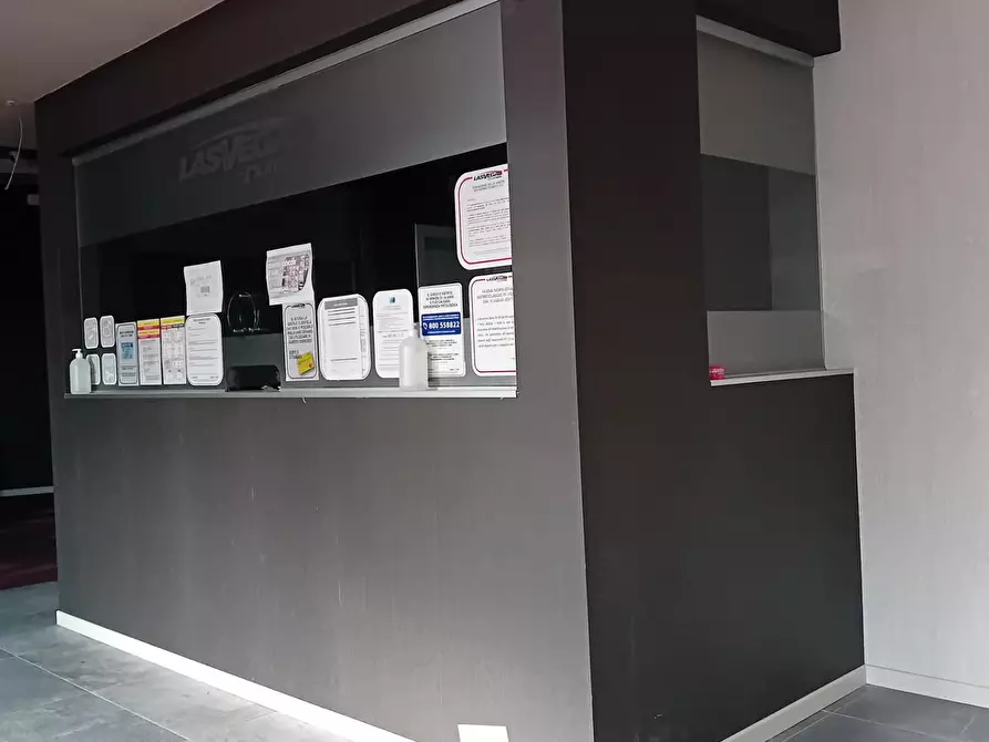 Immagine 8 di Locale commerciale in affitto  a Massa E Cozzile