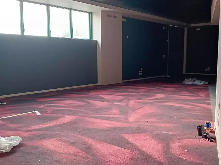 Immagine 9 di Locale commerciale in affitto  a Massa E Cozzile