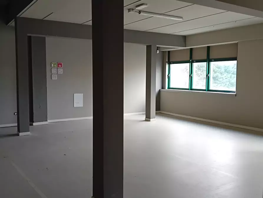 Immagine 2 di Locale commerciale in affitto  a Massa E Cozzile