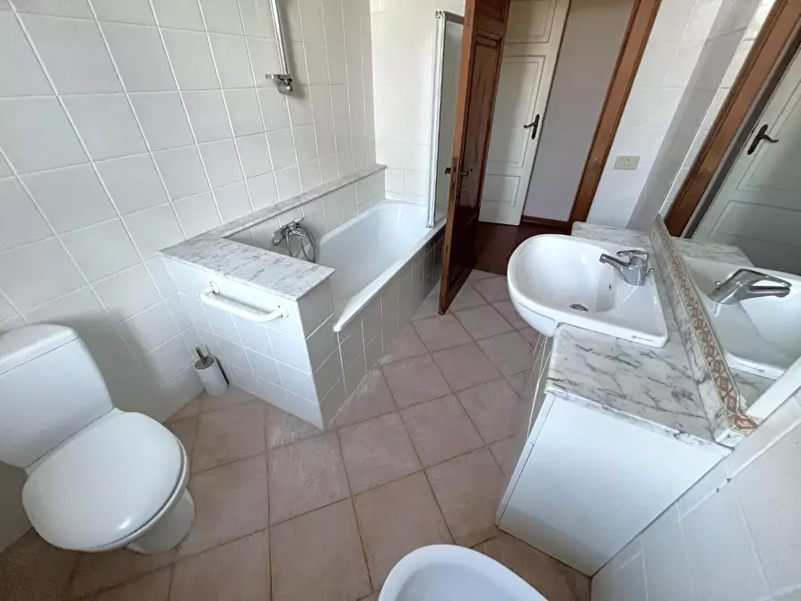 Immagine 18 di Villa in vendita  a Cascina