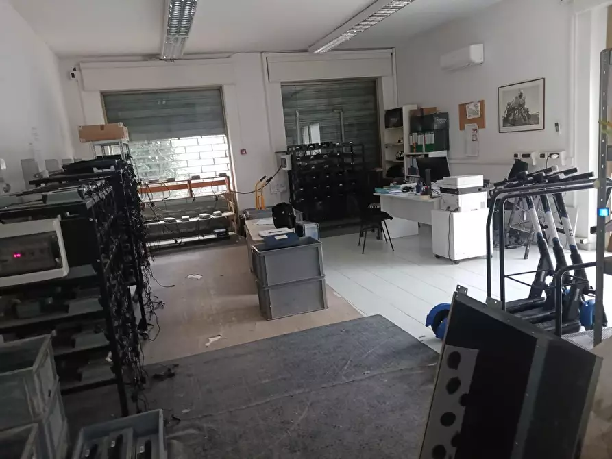 Immagine 2 di Locale commerciale in affitto  a Pisa