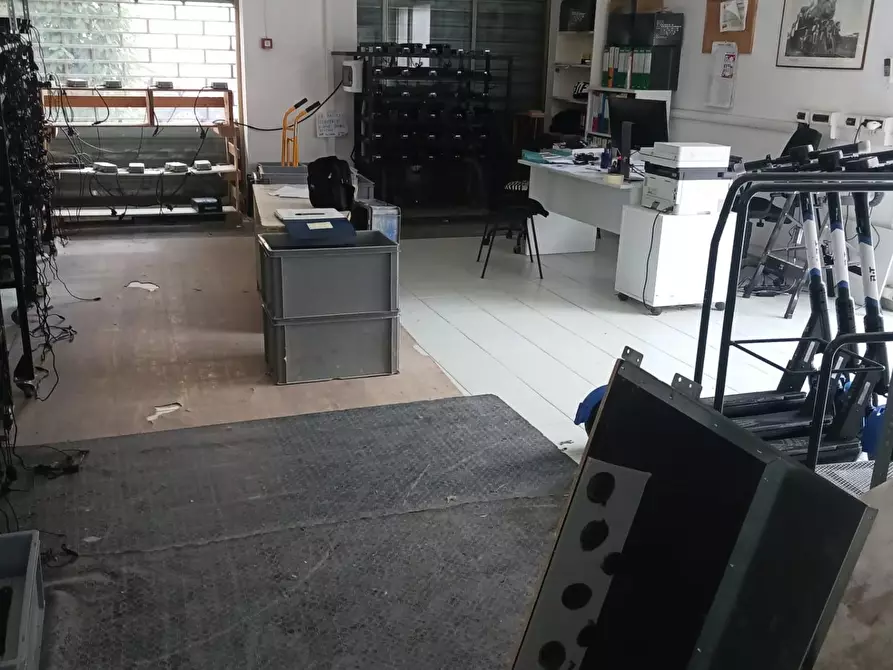 Immagine 1 di Locale commerciale in affitto  a Pisa