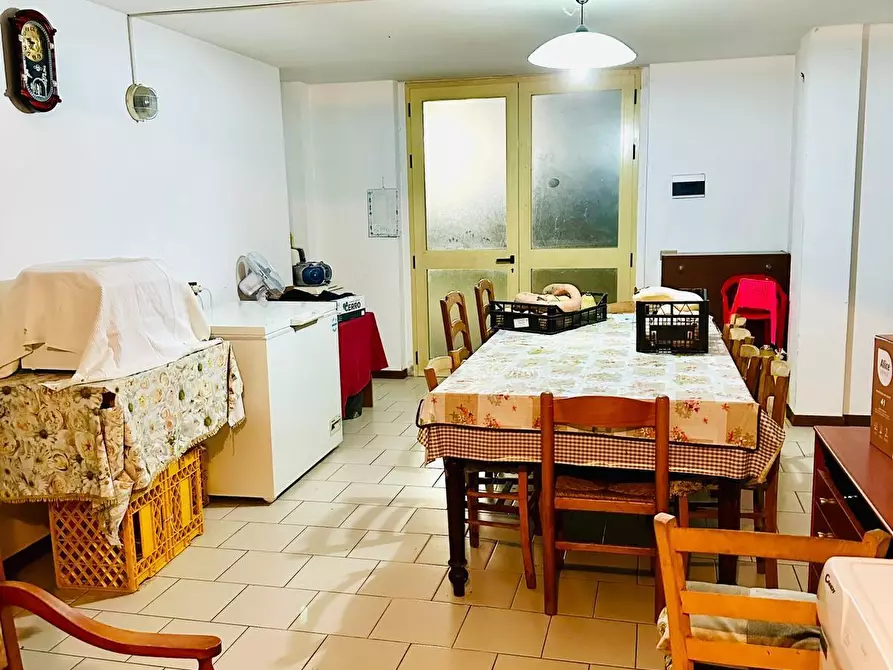 Immagine 2 di Magazzino in vendita  a Siena