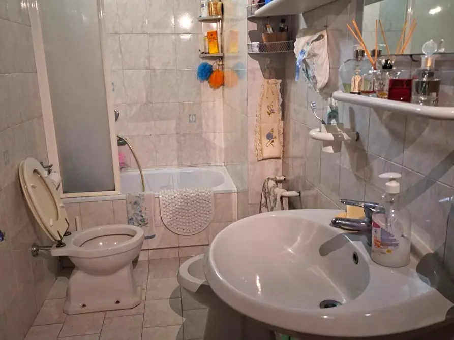 Immagine 15 di Appartamento in vendita  a Lucca