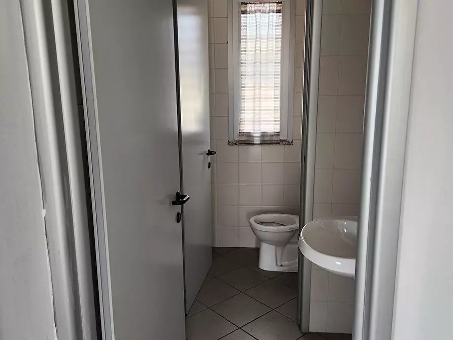 Immagine 9 di Attività artigianale in affitto  a Santa Croce Sull'arno