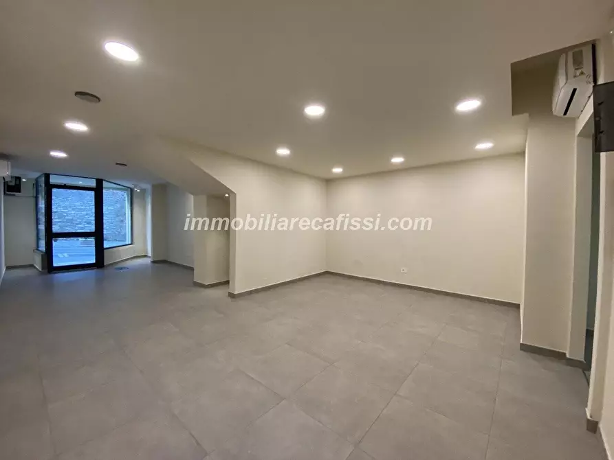 Immagine 2 di Locale commerciale in affitto  a Poggio A Caiano