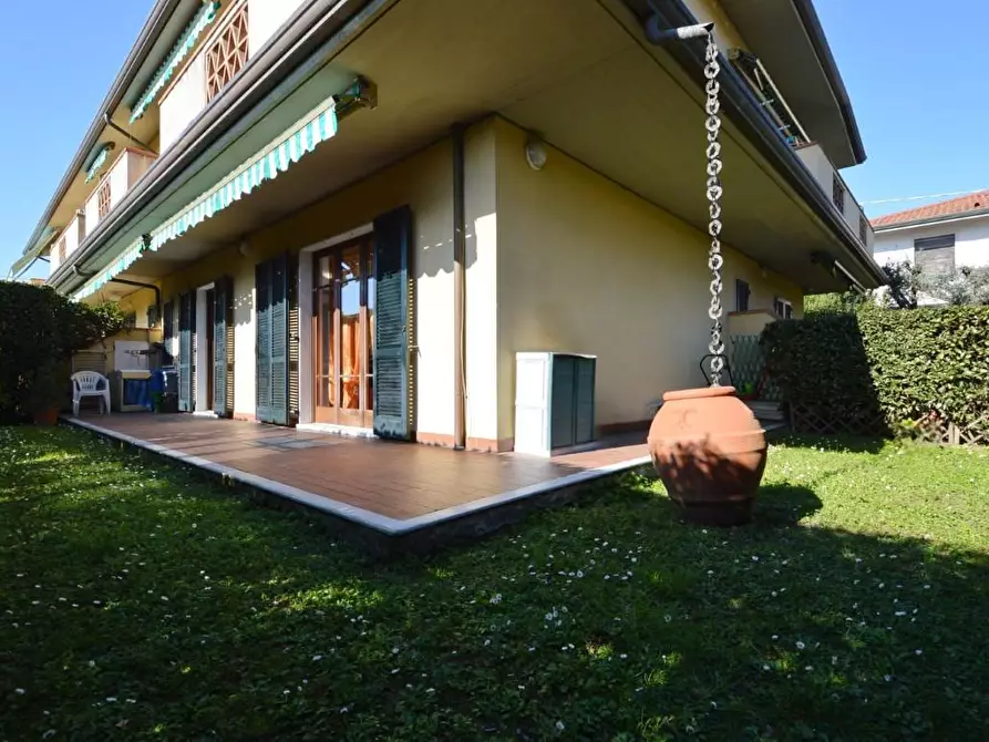 Immagine 2 di Villetta a schiera in vendita  a Massa