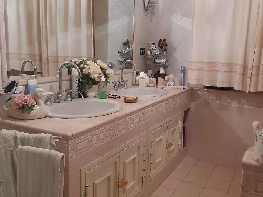 Immagine 5 di Appartamento in vendita  a Lucca