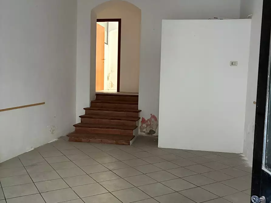 Immagine 2 di Locale commerciale in affitto  a Poggibonsi