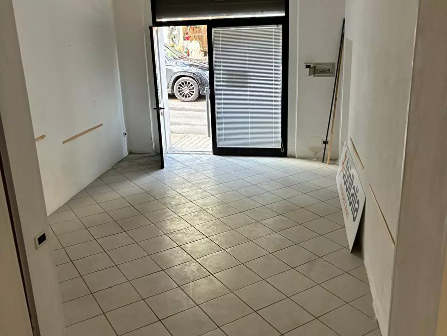 Immagine 1 di Locale commerciale in affitto  a Poggibonsi