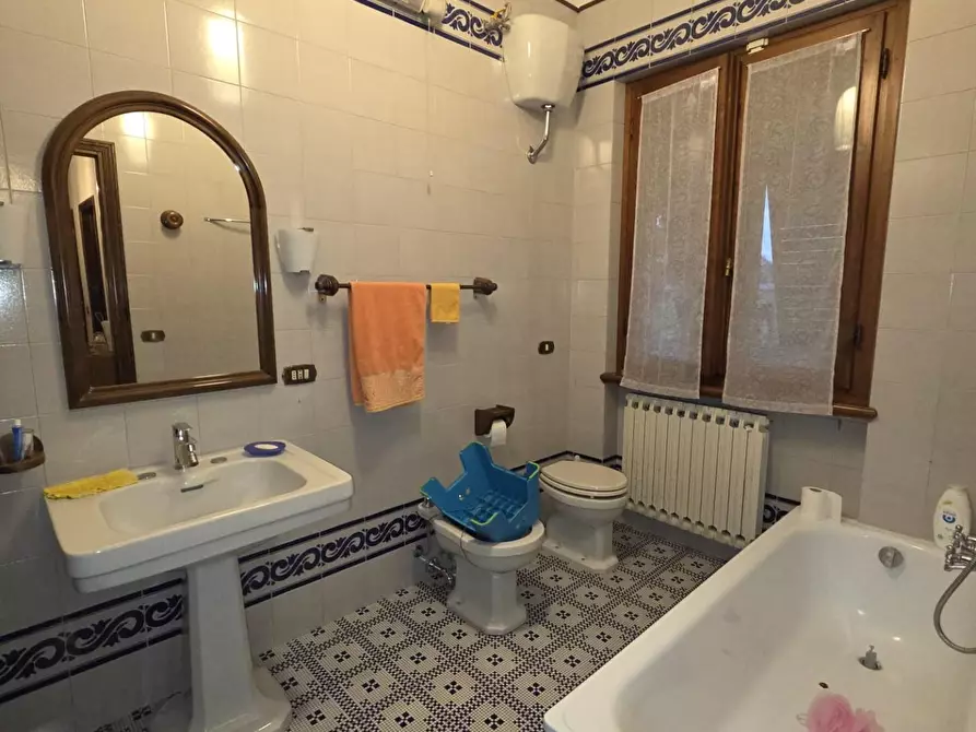 Immagine 19 di Villa in vendita  a Capannori