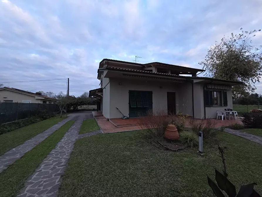 Immagine 3 di Villa in vendita  a Capannori