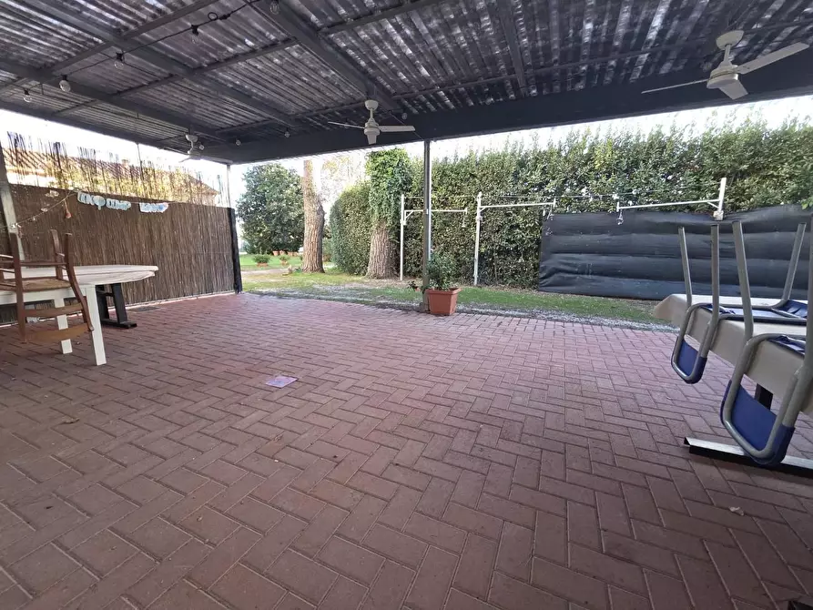 Immagine 15 di Locale commerciale in vendita  a Capannori